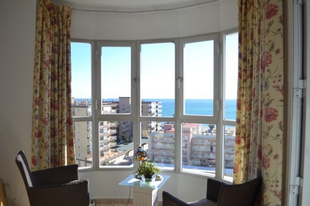 Precioso  Apartamento de 2 dormitorios con fabulosas vistas en 2ª línea de playa en Los Boliches