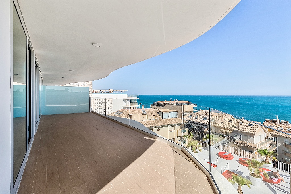 Fantásticas vistas al mar desde el momento que entras por la puerta a esta propiedad recién construida situada a 50 mts de la playa.
