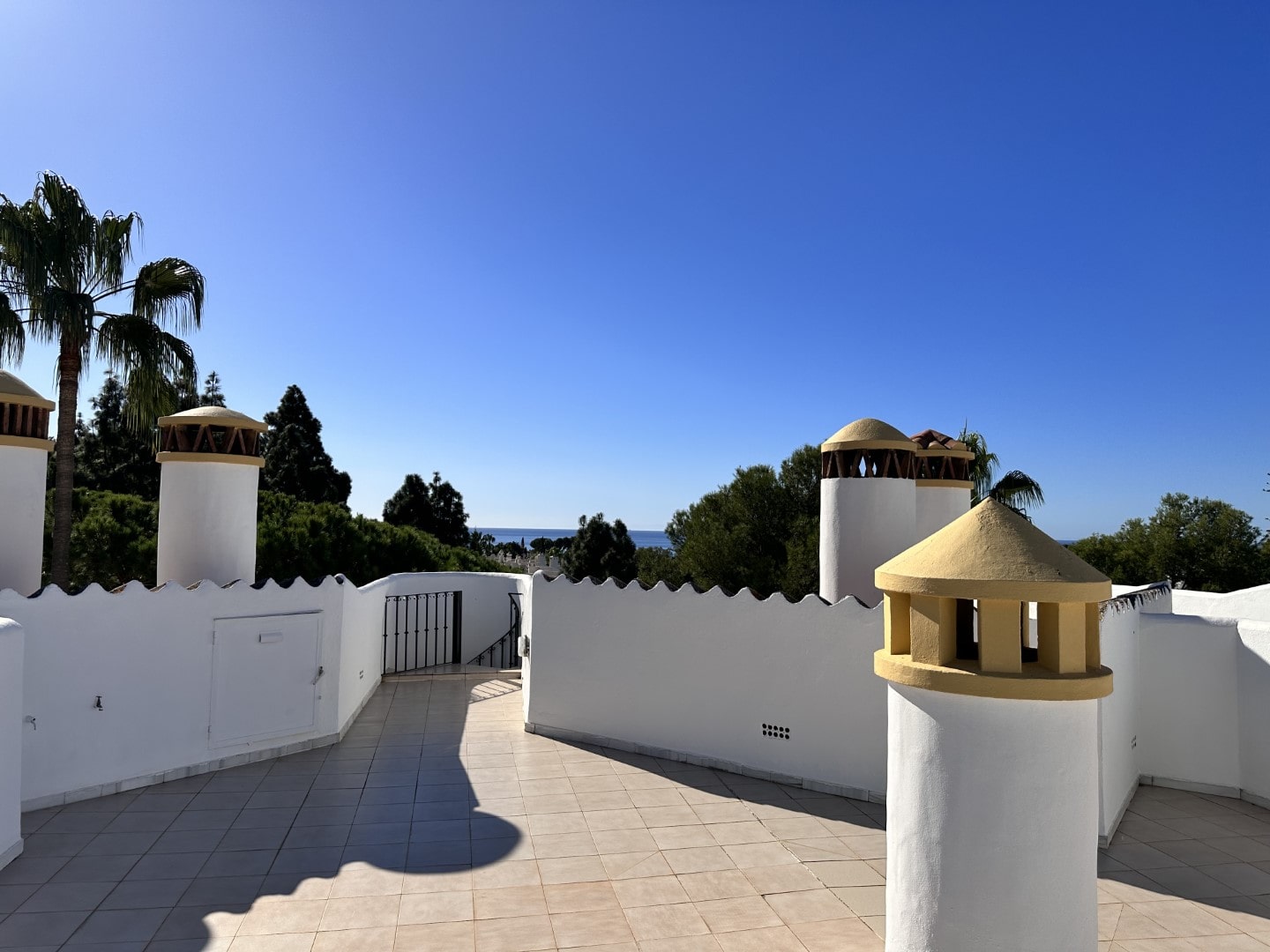 Penthouse with private roof terrace surrounded by the Calahonda golf course