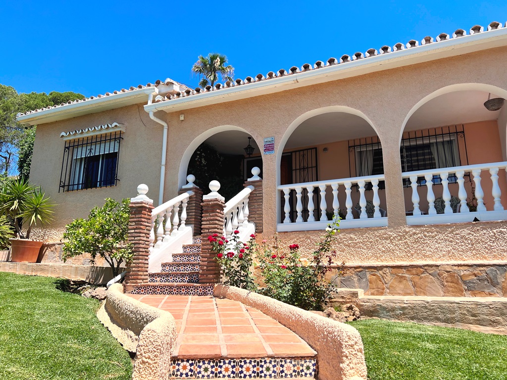 Charming villa in the area of Torremar, Benalmadena, with fantastic sea views