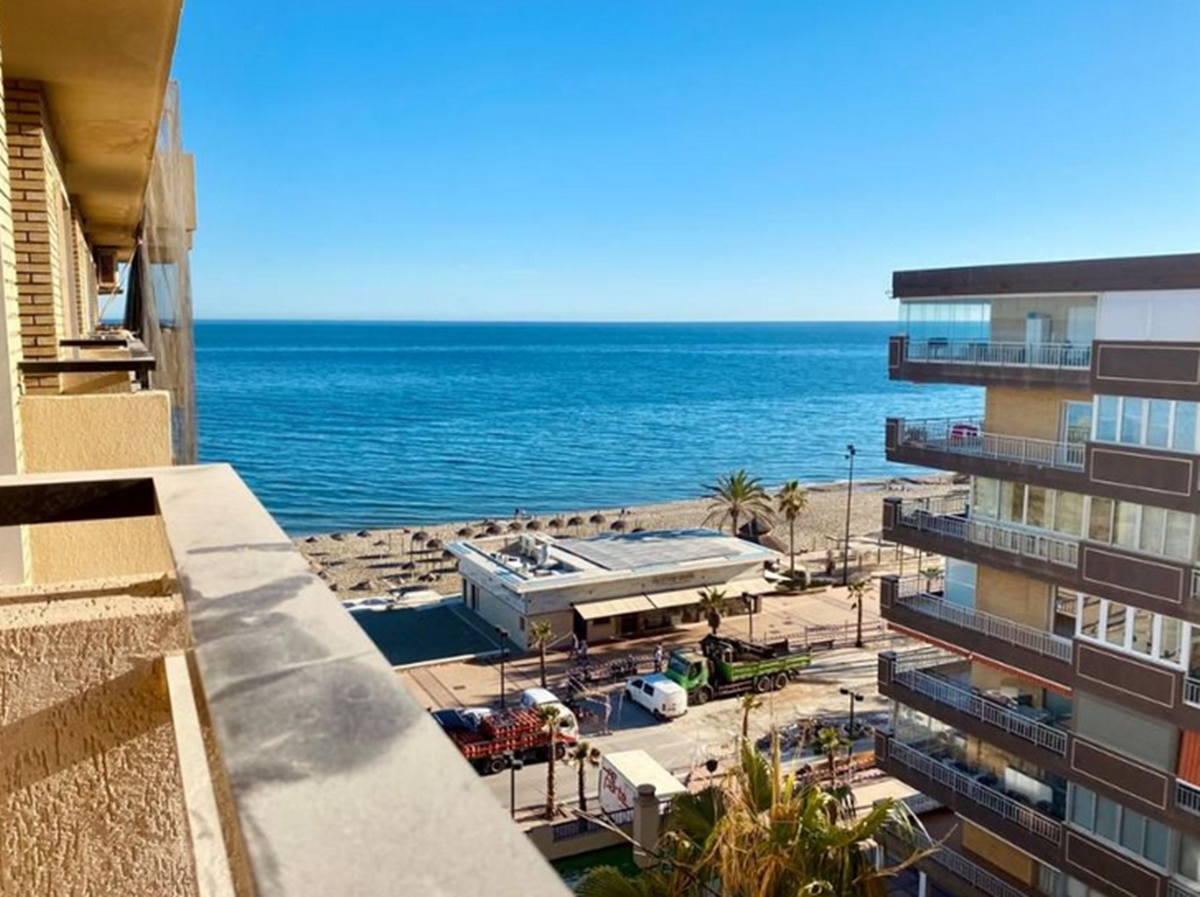 fantastic opportunity to buy your Apartment on the Paseo Marítimo de Los Boliches, with fabulous sea views, pool and garage