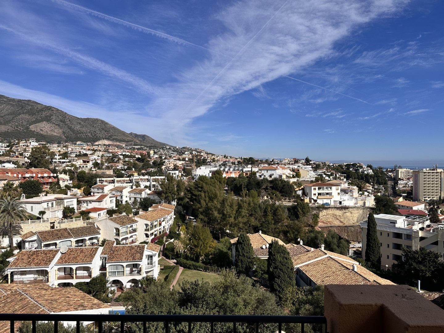 Bright, pleasant corner apartment with fantastic views of both sea and mountains