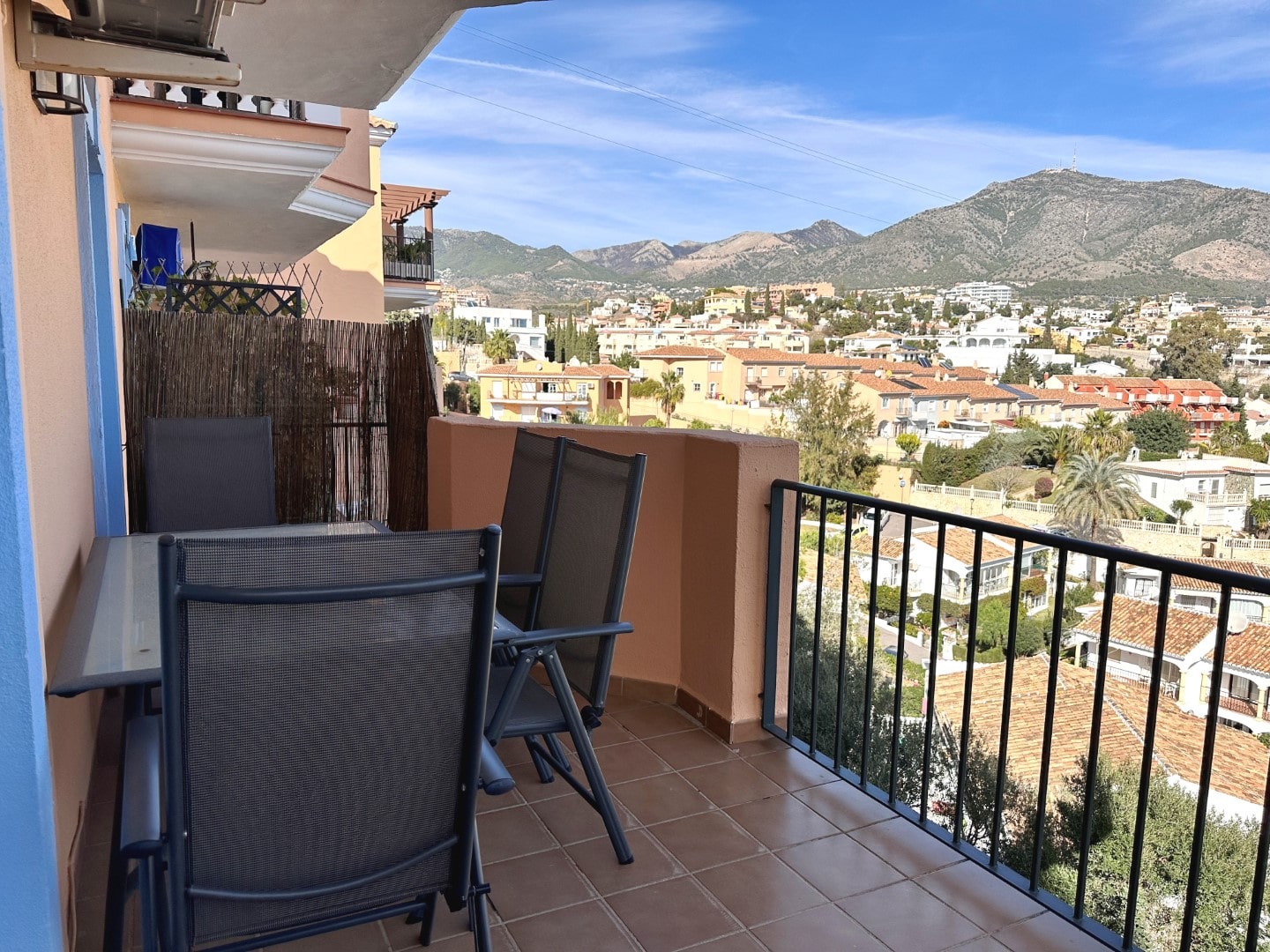 Bright, pleasant corner apartment with fantastic views of both sea and mountains