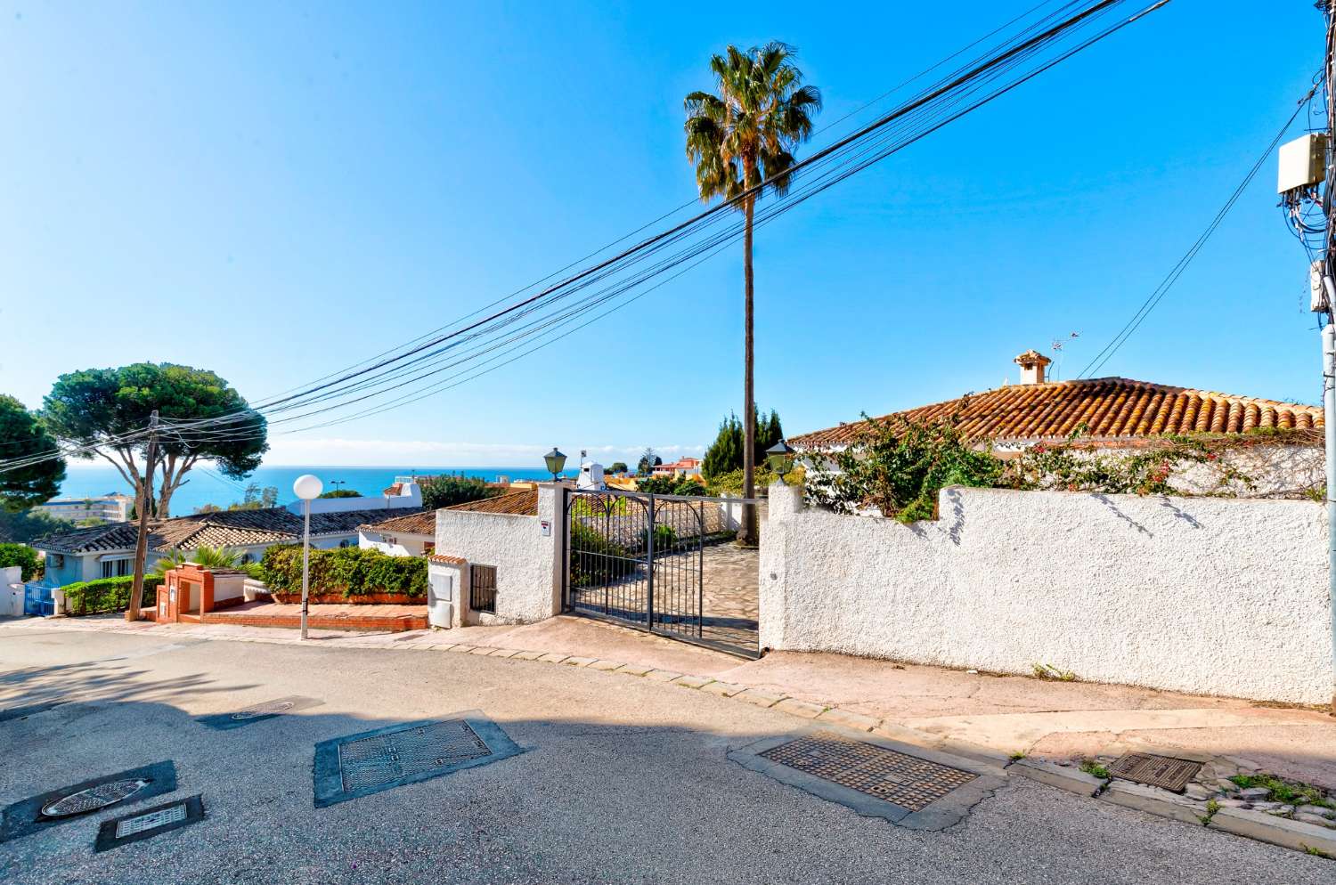 Villa on one level, with sea views, located only  500 meters from the beach