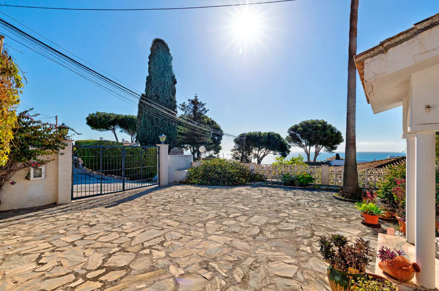 Villa on one level, with sea views, located only  500 meters from the beach