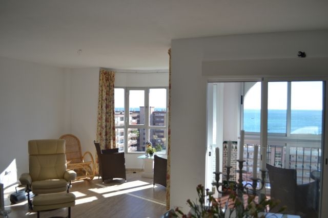 Precioso  Apartamento de 2 dormitorios con fabulosas vistas en 2ª línea de playa en Los Boliches