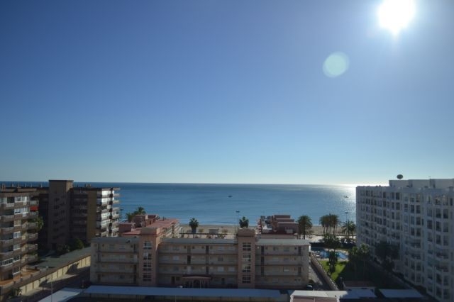 Precioso  Apartamento de 2 dormitorios con fabulosas vistas en 2ª línea de playa en Los Boliches