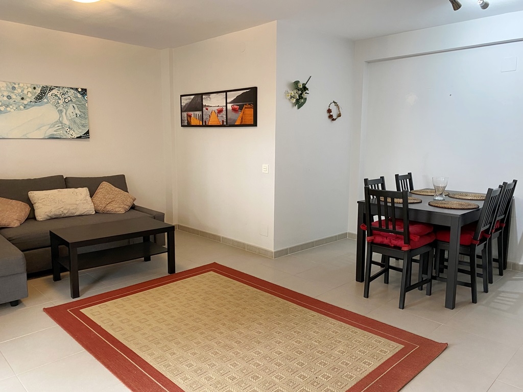 Amplio Apartamento de 2 dormitorios a solo 300 mts de la playa