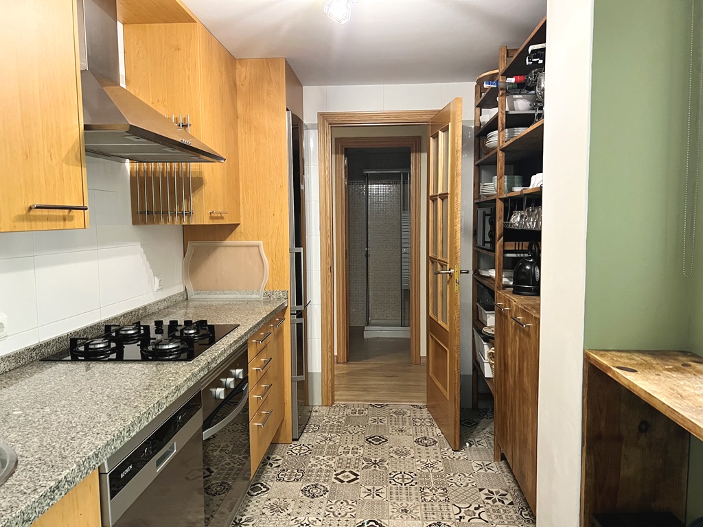 Very nice apartment with large south facing terrace and beautiful sea views