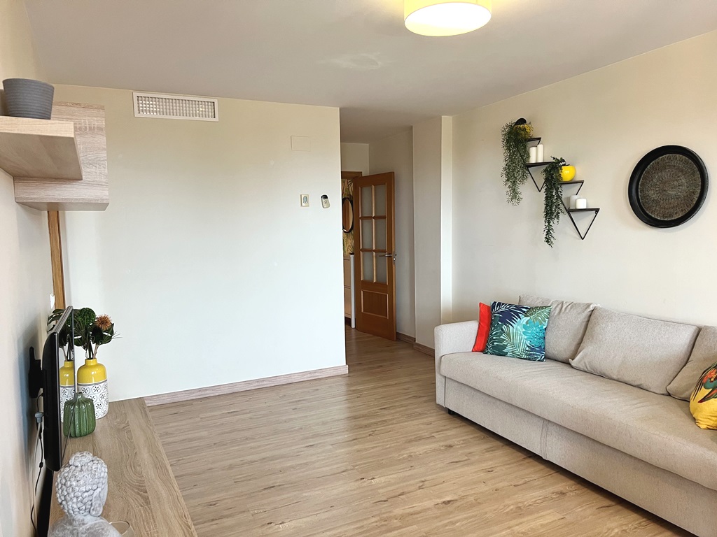 Very nice apartment with large south facing terrace and beautiful sea views