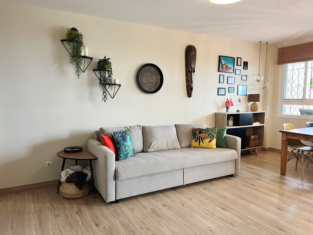Very nice apartment with large south facing terrace and beautiful sea views