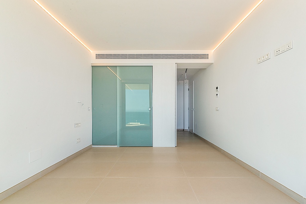 Fantásticas vistas al mar desde el momento que entras por la puerta a esta propiedad recién construida situada a 50 mts de la playa.