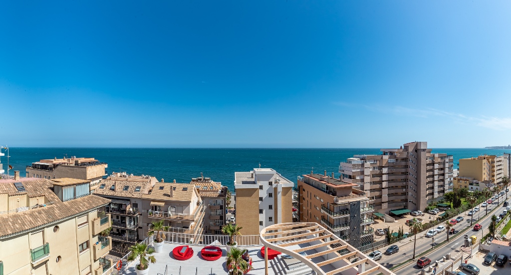 Amazing sea views from the moment you enter this brand new apartment located in Fuengirola, in the area of Carvajal 50 meters from the beach