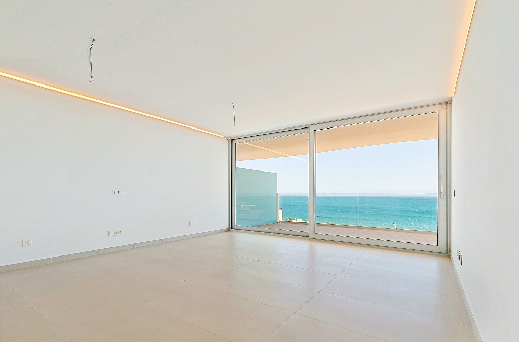 Fantásticas vistas al mar desde el momento que entras por la puerta a esta propiedad recién construida situada a 50 mts de la playa.