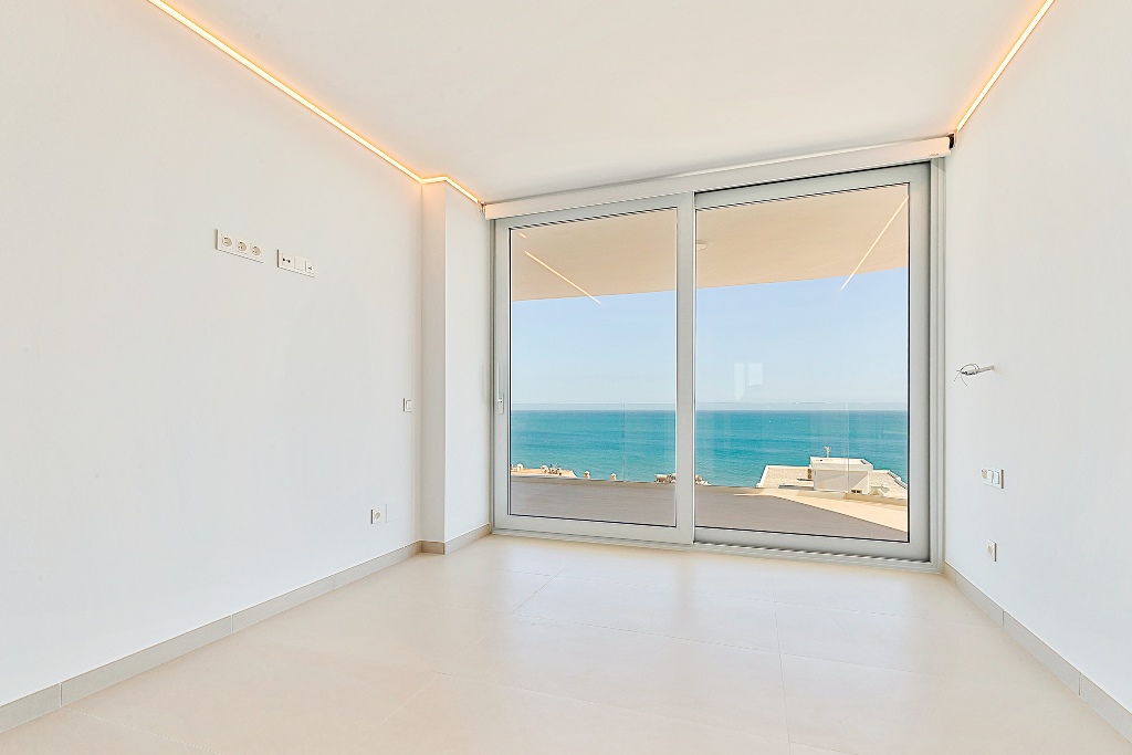 Fantásticas vistas al mar desde el momento que entras por la puerta a esta propiedad recién construida situada a 50 mts de la playa.