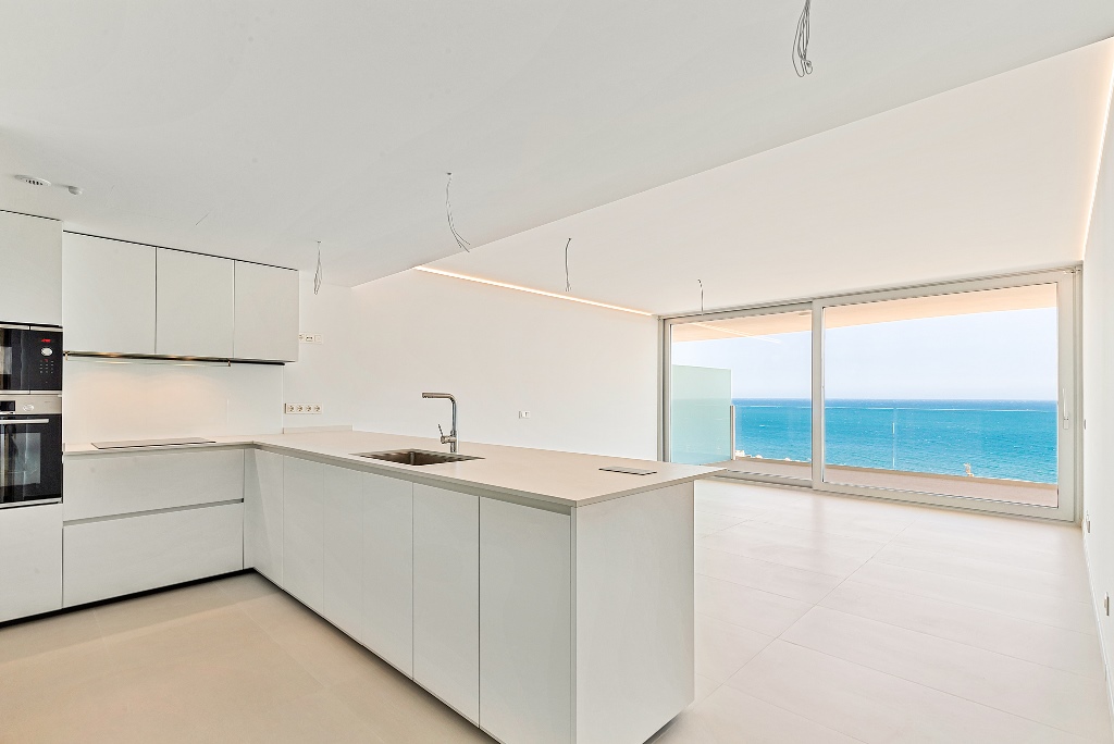 Amazing sea views from the moment you enter this brand new apartment located in Fuengirola, in the area of Carvajal 50 meters from the beach