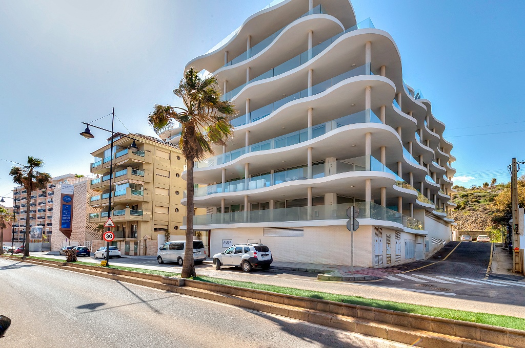 Fantásticas vistas al mar desde el momento que entras por la puerta a esta propiedad recién construida situada a 50 mts de la playa.