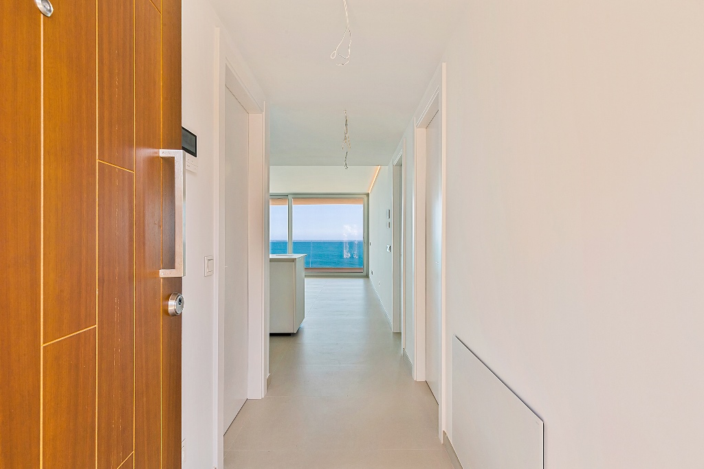 Fantásticas vistas al mar desde el momento que entras por la puerta a esta propiedad recién construida situada a 50 mts de la playa.