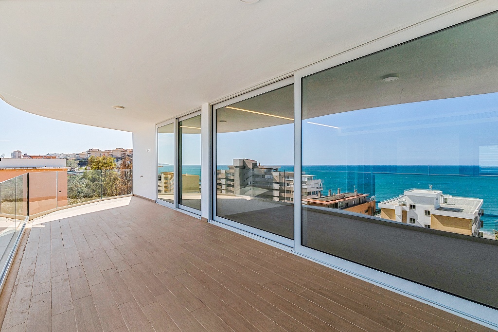 Fantásticas vistas al mar desde el momento que entras por la puerta a esta propiedad recién construida situada a 50 mts de la playa.