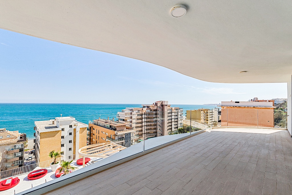 Amazing sea views from the moment you enter this brand new apartment located in Fuengirola, in the area of Carvajal 50 meters from the beach