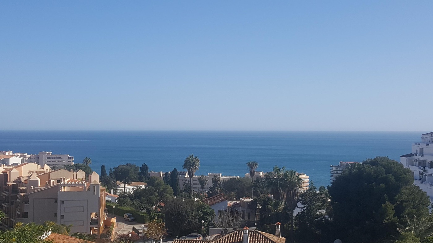 Amplio Chalet adosado en esquina con una gran terraza soleada con impresionantes vistas al mar