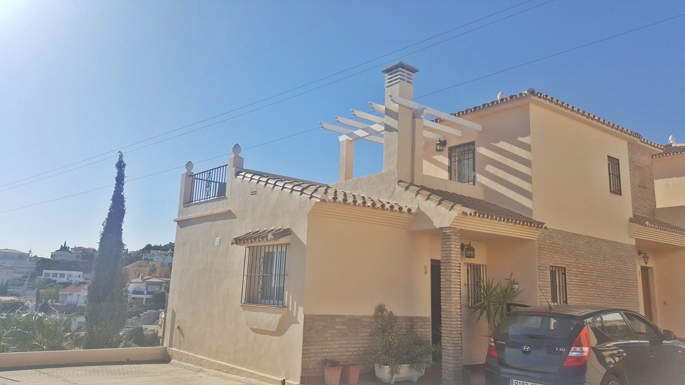 Spacious corner townhouse with a large sunny terrace with stunning sea views