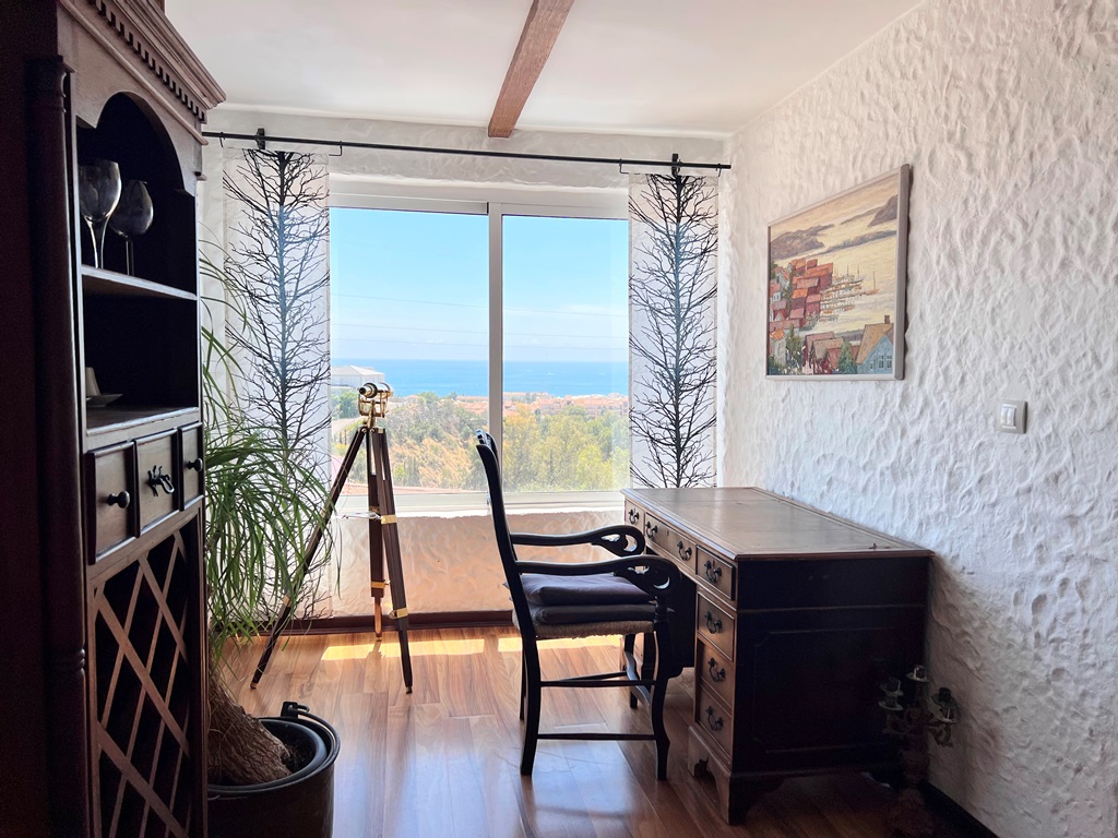 Encantadora villa en estilo rustico con fantásticas vistas al mar