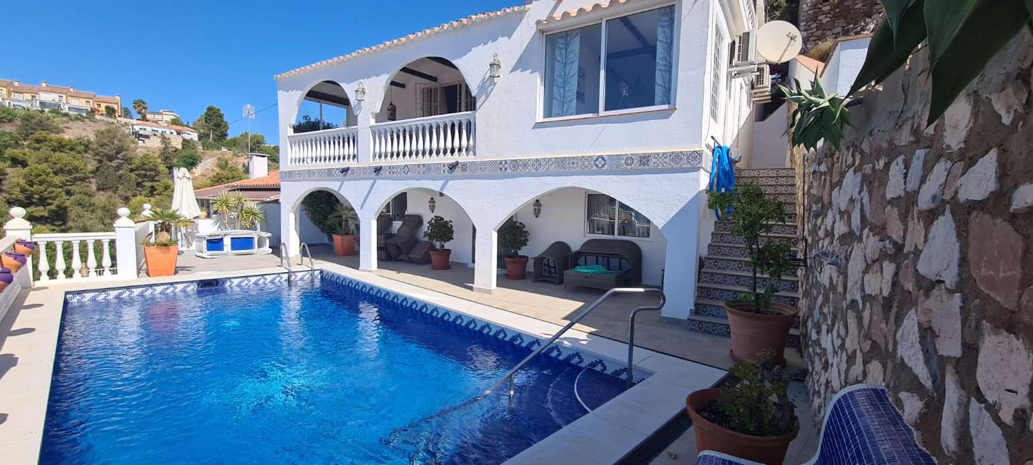 Encantadora villa en estilo rustico con fantásticas vistas al mar