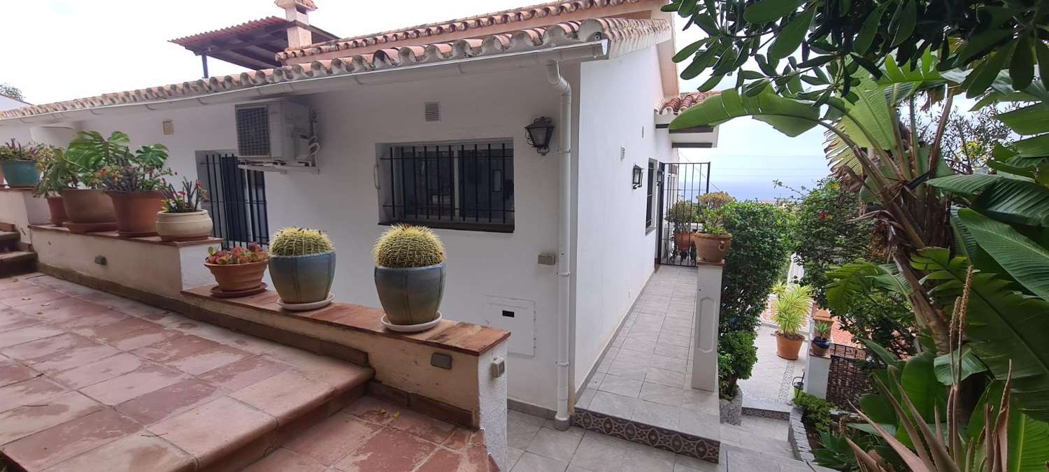 Encantadora villa en estilo rustico con fantásticas vistas al mar