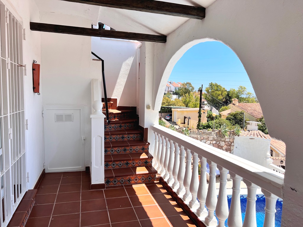 Encantadora villa en estilo rustico con fantásticas vistas al mar