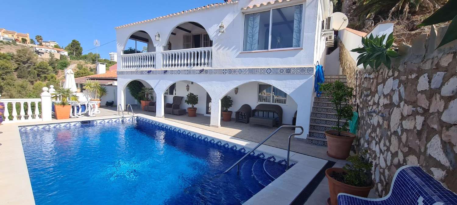 Encantadora villa en estilo rustico con fantásticas vistas al mar