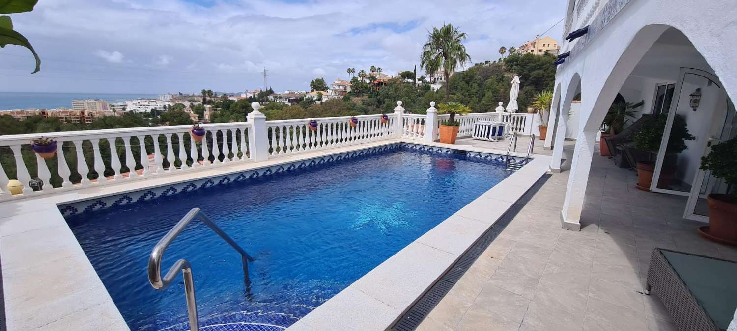 Encantadora villa en estilo rustico con fantásticas vistas al mar