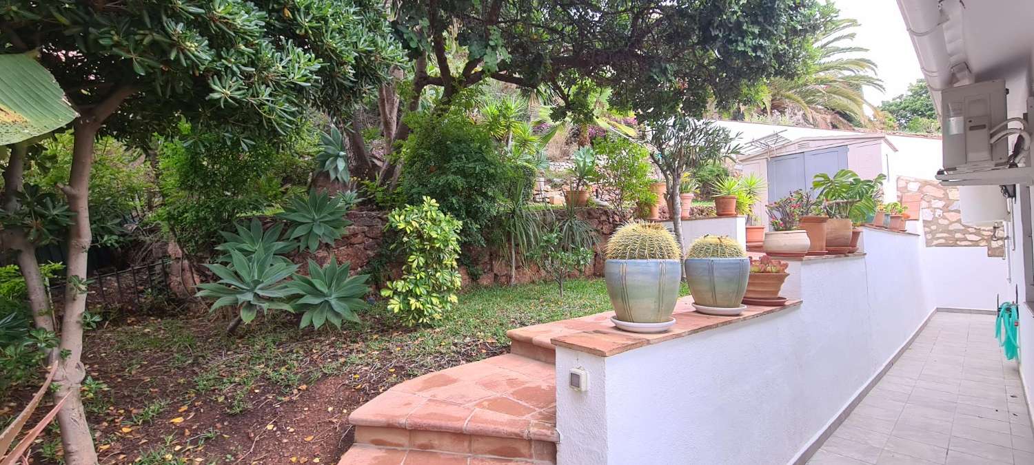 Encantadora villa en estilo rustico con fantásticas vistas al mar