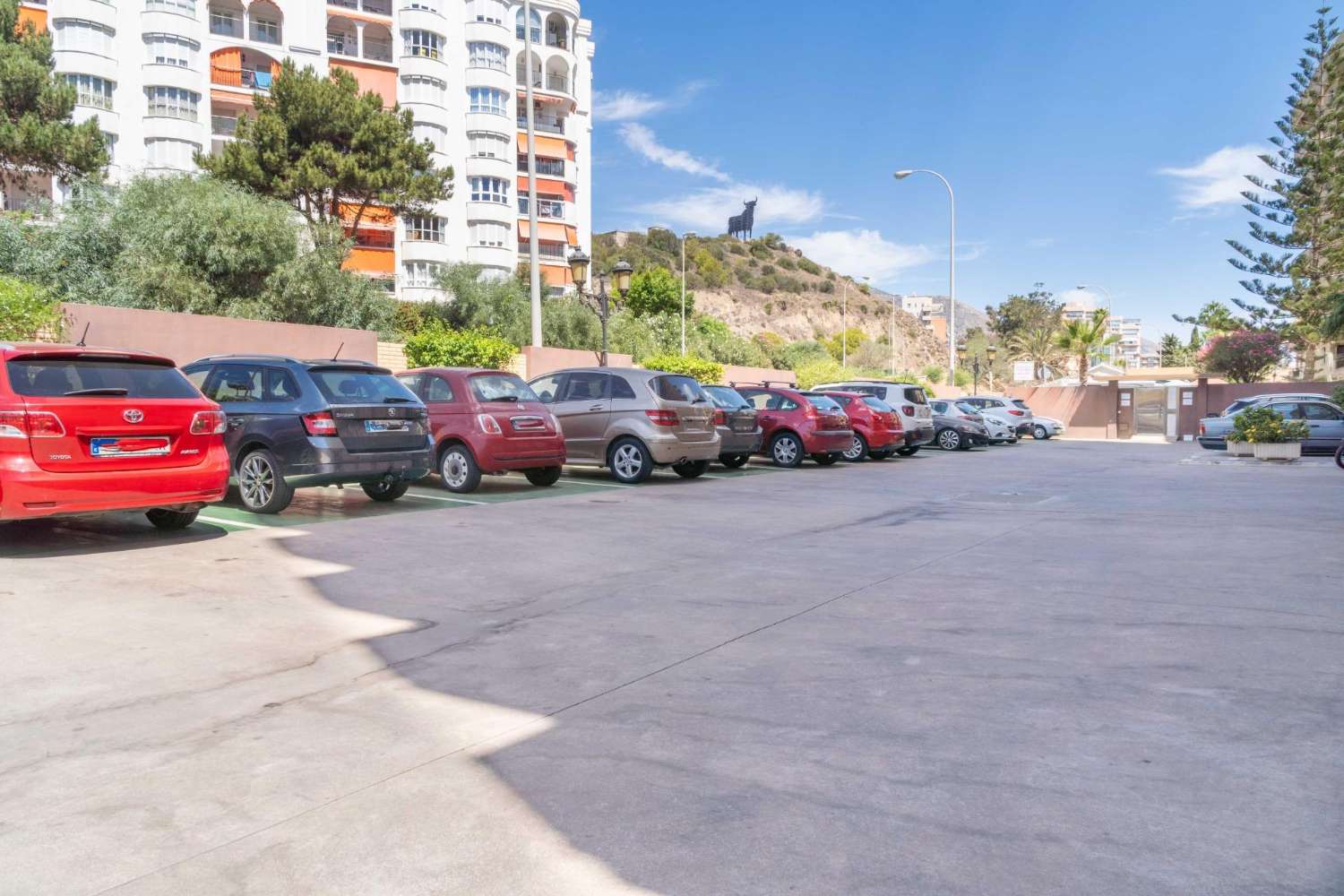 Gran piso de 3 dormitorios en 1ª línea de playa con piscina y garaje