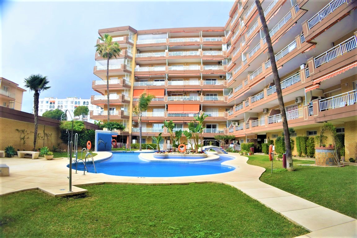 Large apartment in one of the most prestigious frontline buildings in Los Boliches