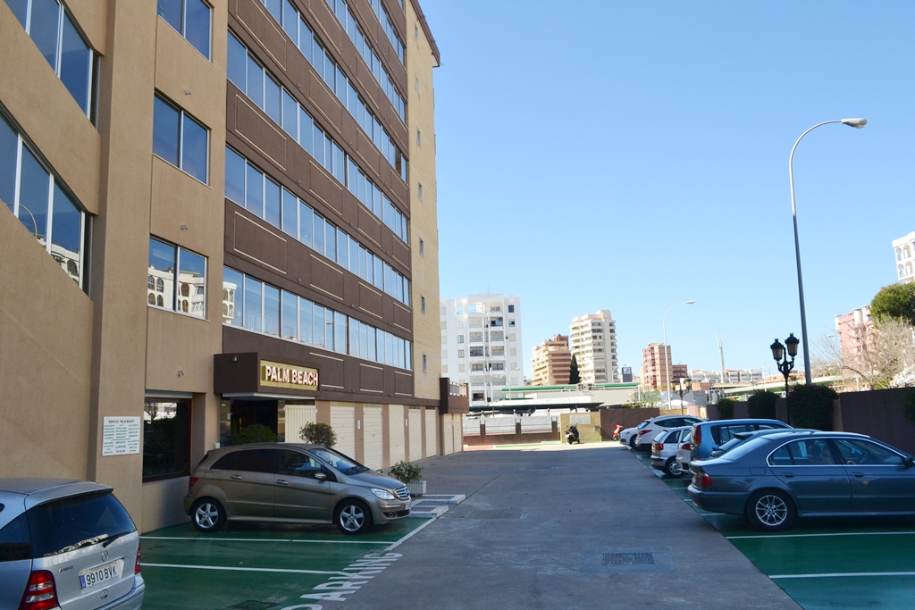 Amplio y luminoso Piso situado en uno de los mejores edificios de primera línea de Los Boliches