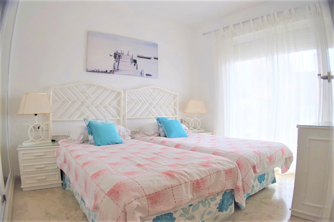 Large apartment in one of the most prestigious frontline buildings in Los Boliches