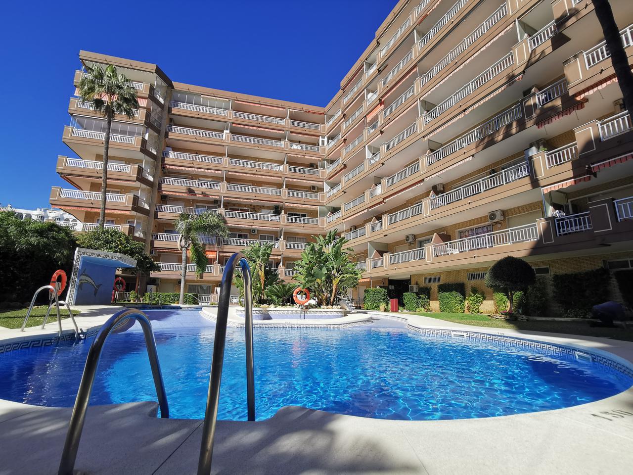 Large apartment in one of the most prestigious frontline buildings in Los Boliches