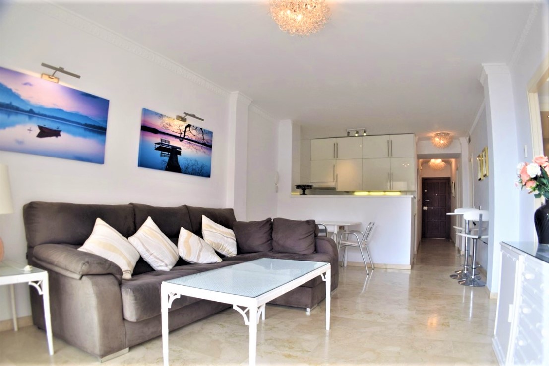 Large apartment in one of the most prestigious frontline buildings in Los Boliches