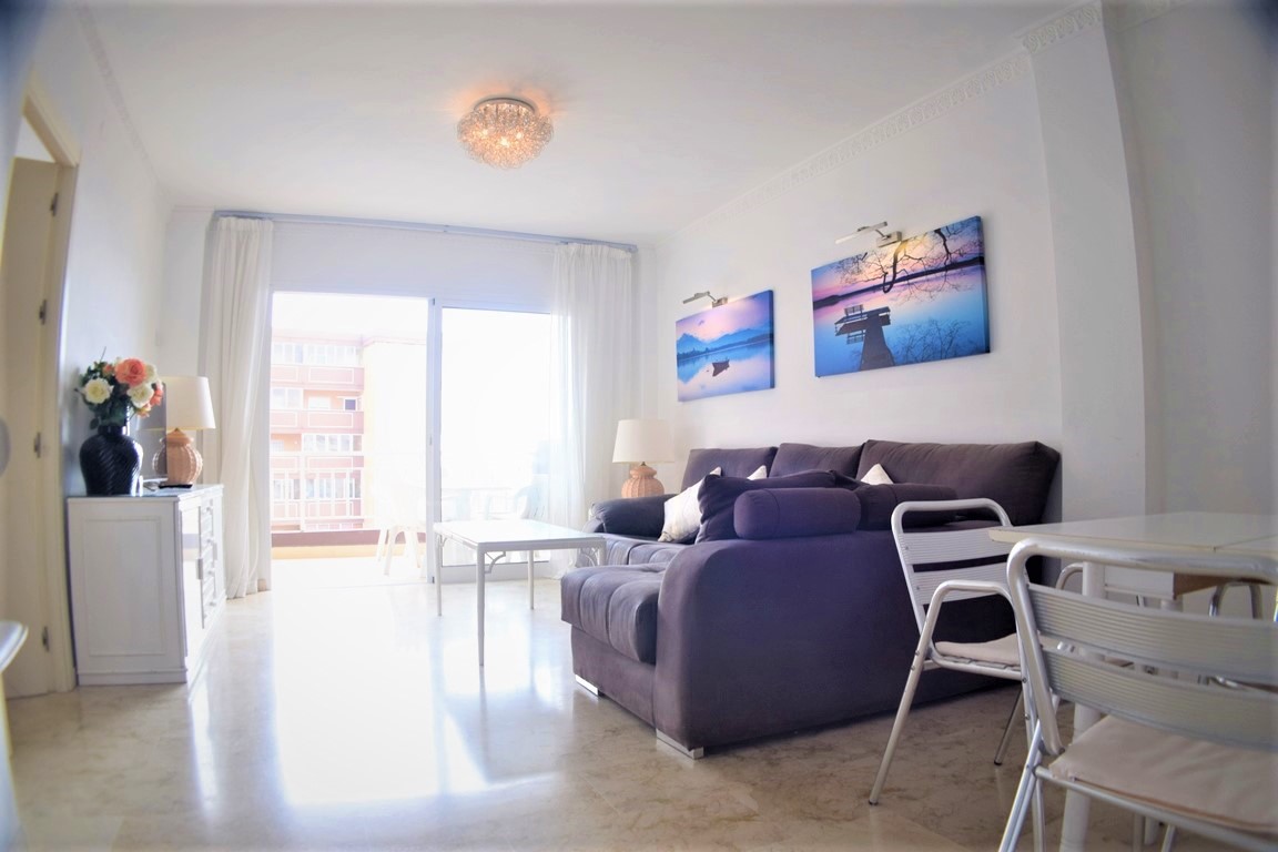 Large apartment in one of the most prestigious frontline buildings in Los Boliches