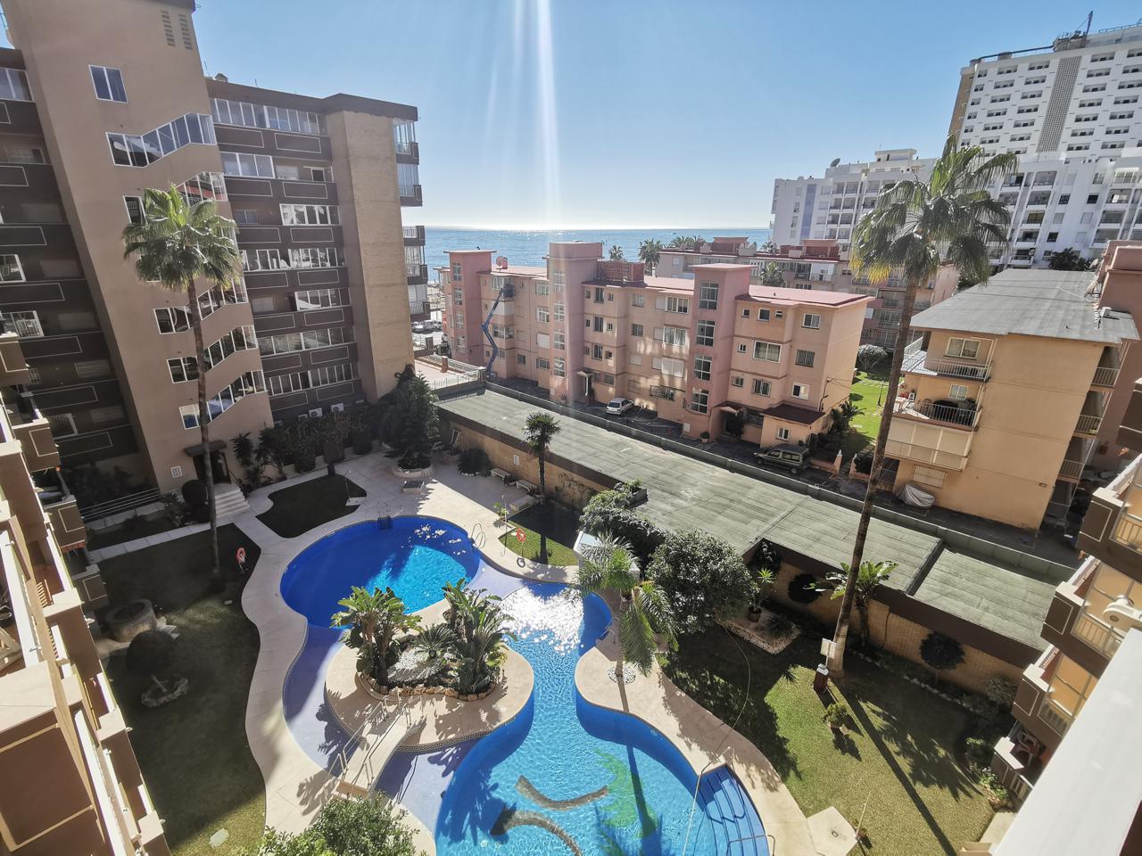 Large apartment in one of the most prestigious frontline buildings in Los Boliches