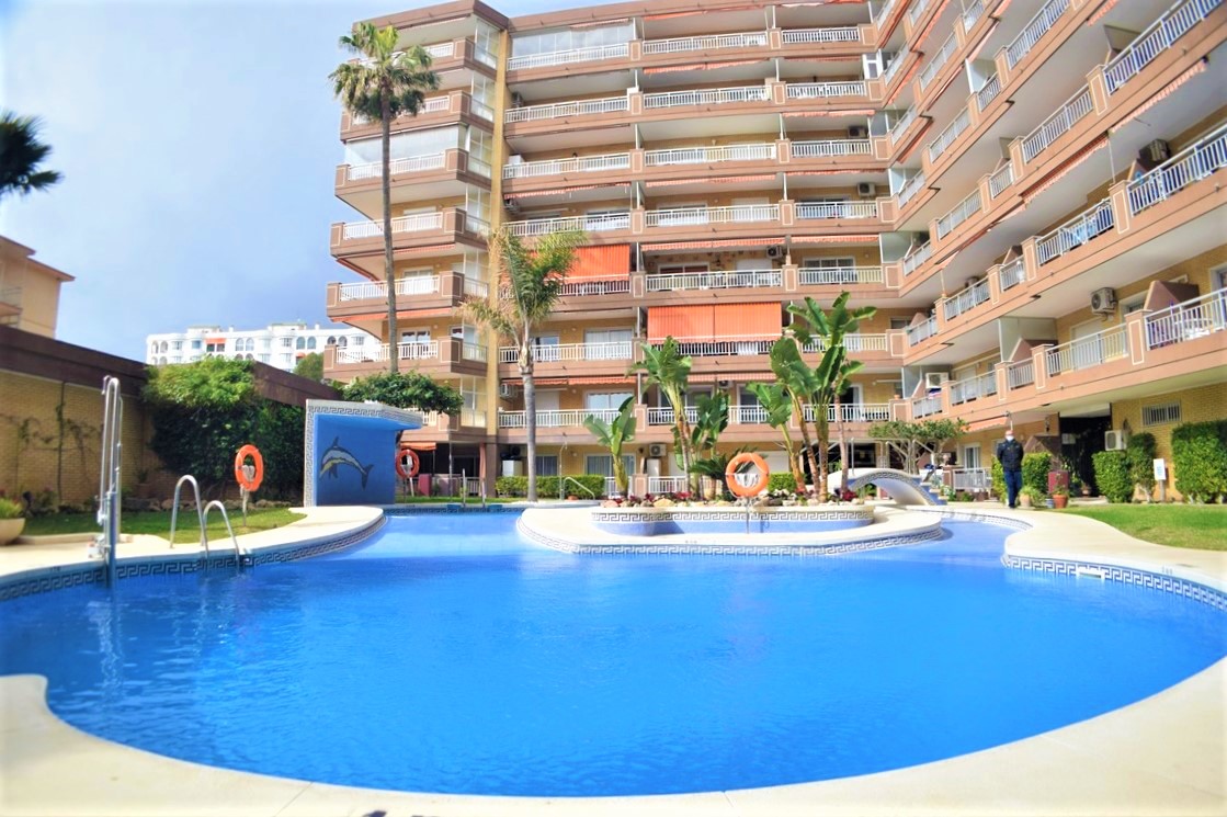 Large apartment in one of the most prestigious frontline buildings in Los Boliches