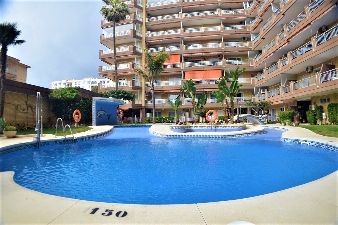 Large apartment in one of the most prestigious frontline buildings in Los Boliches