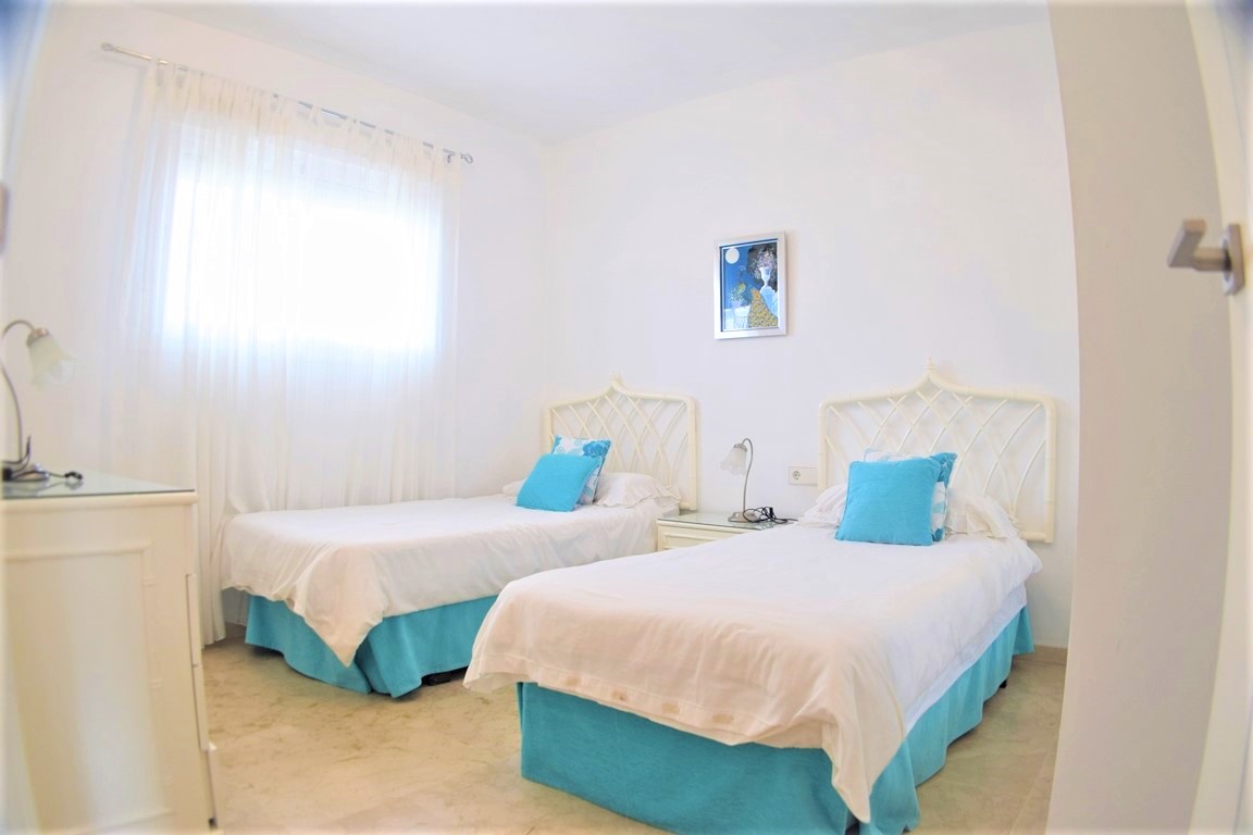 Large apartment in one of the most prestigious frontline buildings in Los Boliches