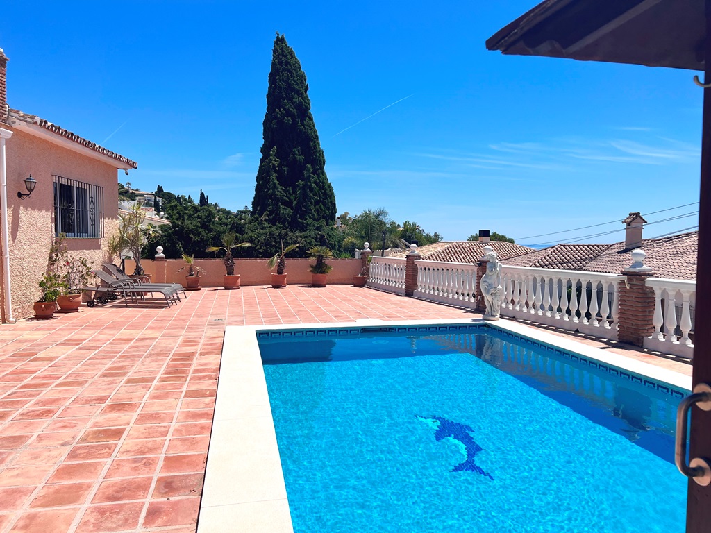 Charming villa in the area of Torremar, Benalmadena, with fantastic sea views