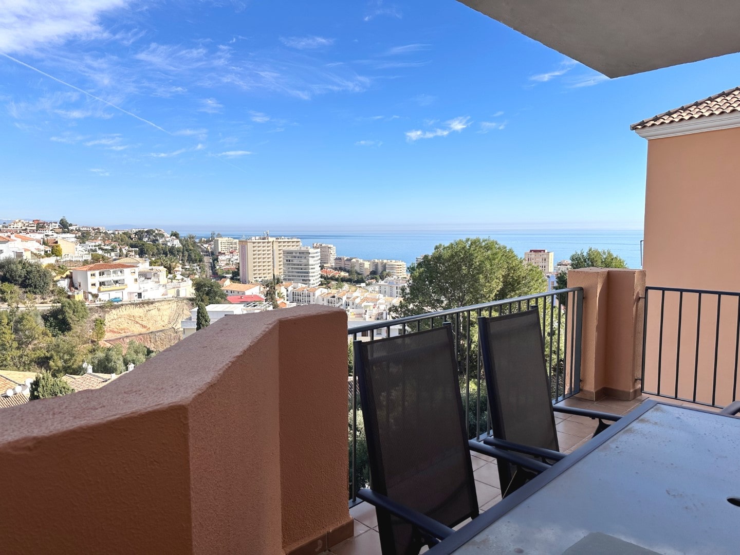 Bright, pleasant corner apartment with fantastic views of both sea and mountains