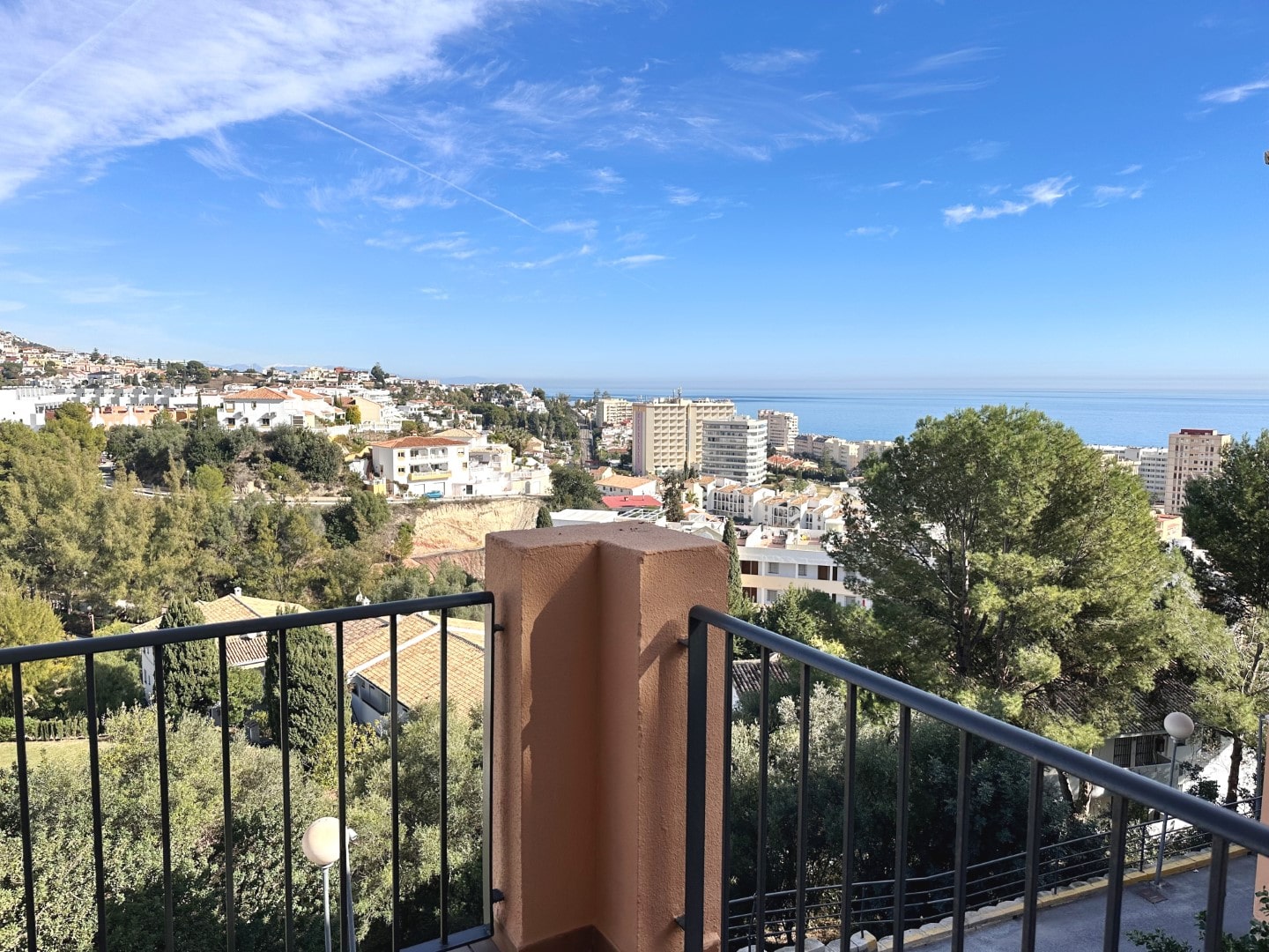 Luminoso y coqueto apartamento de esquina con fantásticas vistas tanto al mar