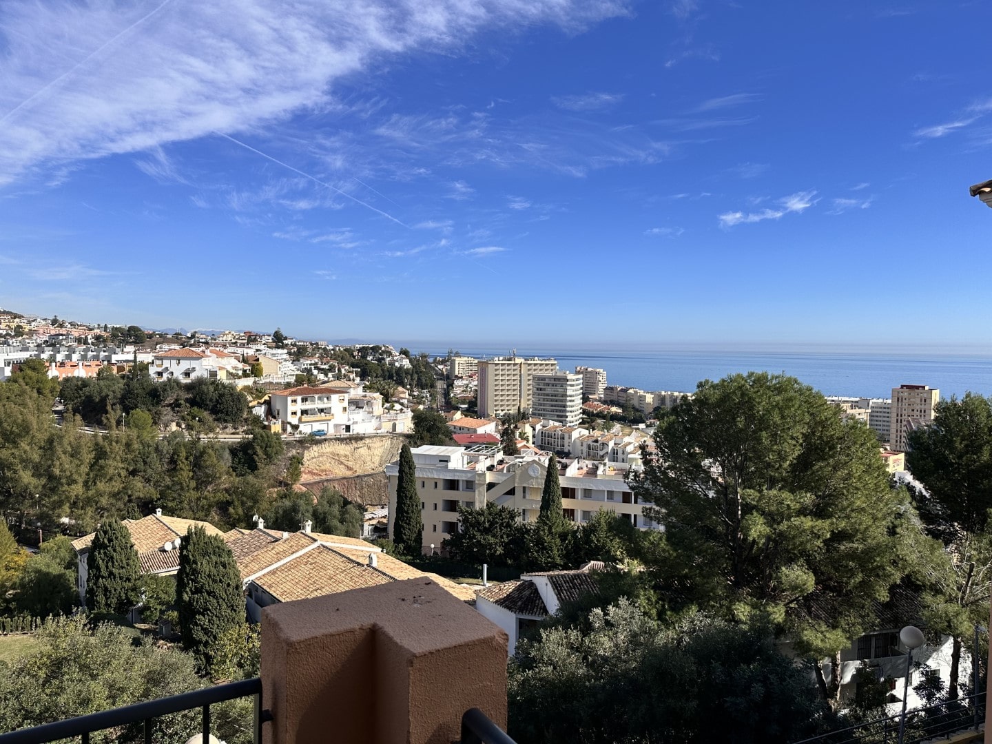 Bright, pleasant corner apartment with fantastic views of both sea and mountains