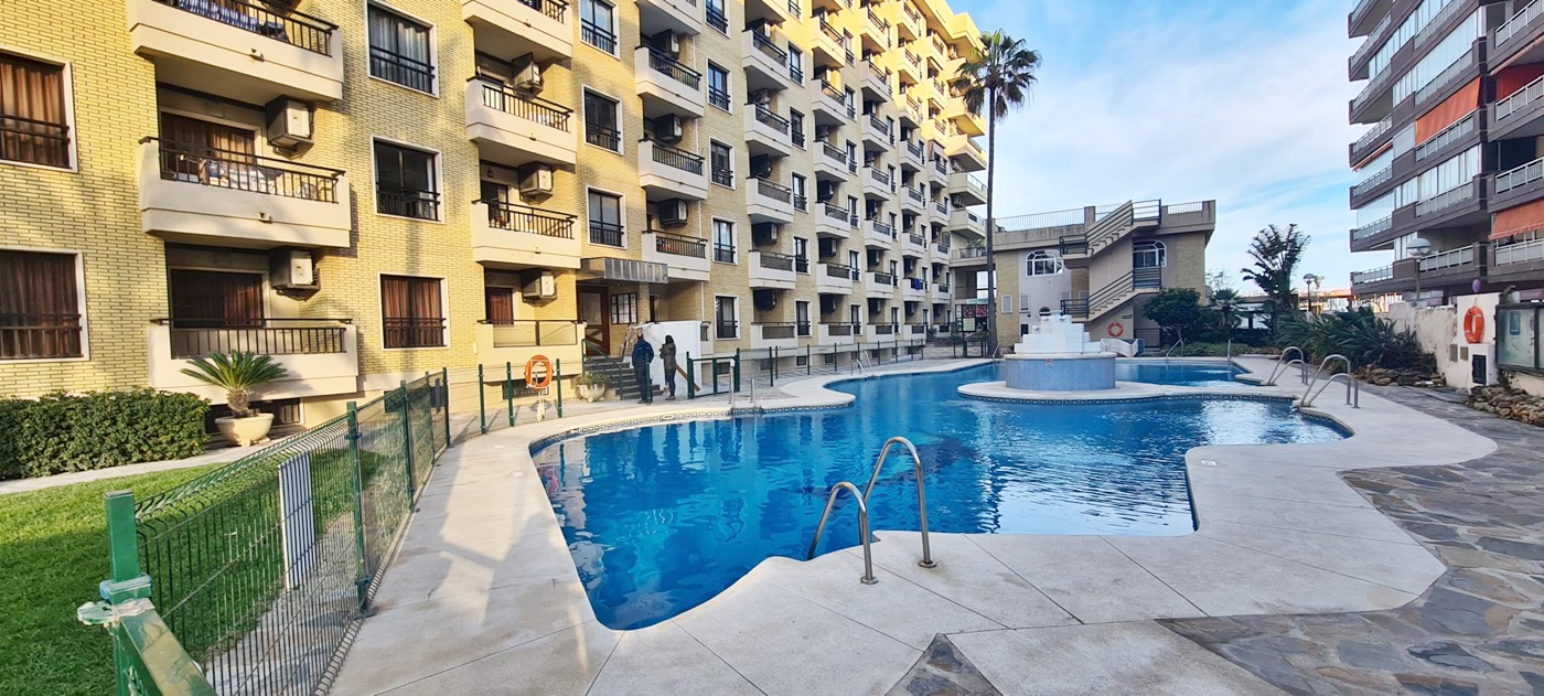 Fantástico Apartamento en el Paseo Marítimo de Los Boliches con impresionantes vistas al mar, con piscina, garaje y trastero