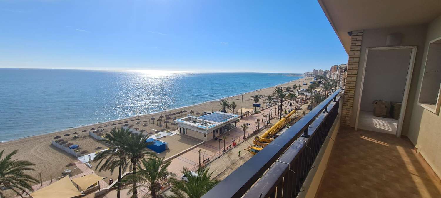 Fantástico Apartamento en el Paseo Marítimo de Los Boliches con impresionantes vistas al mar, con piscina, garaje y trastero